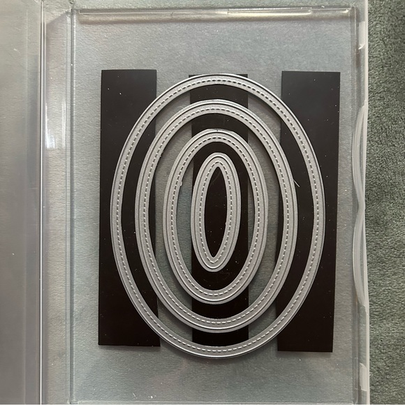 Lawn Fawn dies - 4 pcs small stitched ovals stackable in clear storage case - Picture 2 of 8